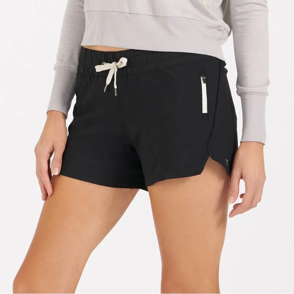 (XL) Vuori Women’s Clementine Shorts 4”